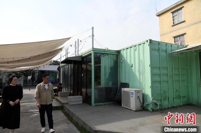 图为邻舍设计师酒店里，用集装箱改造而成的餐厅。记者 蒋雪林 摄
