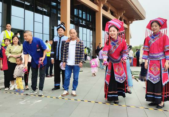 旅客参与抛绣球。黄俊榜摄