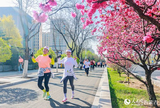 花间欢乐跑。王劭凯摄