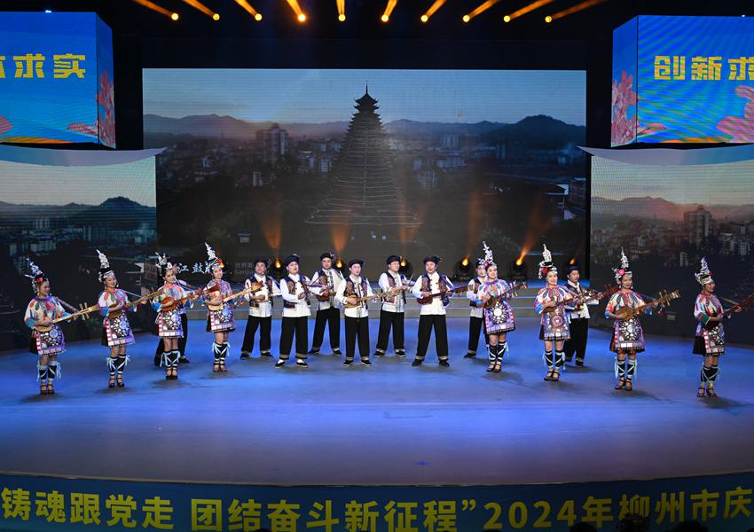节目表演现场（2） 黄伟摄