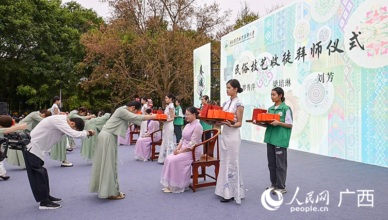 民俗技艺收徒拜师仪式。人民网 雷琦竣摄