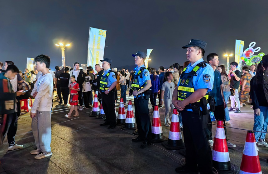 屯警街面，护航“三月三”山歌大会。