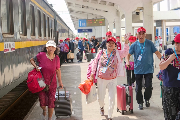 旅客们有序进站，搭乘旅游专列。李超宇摄