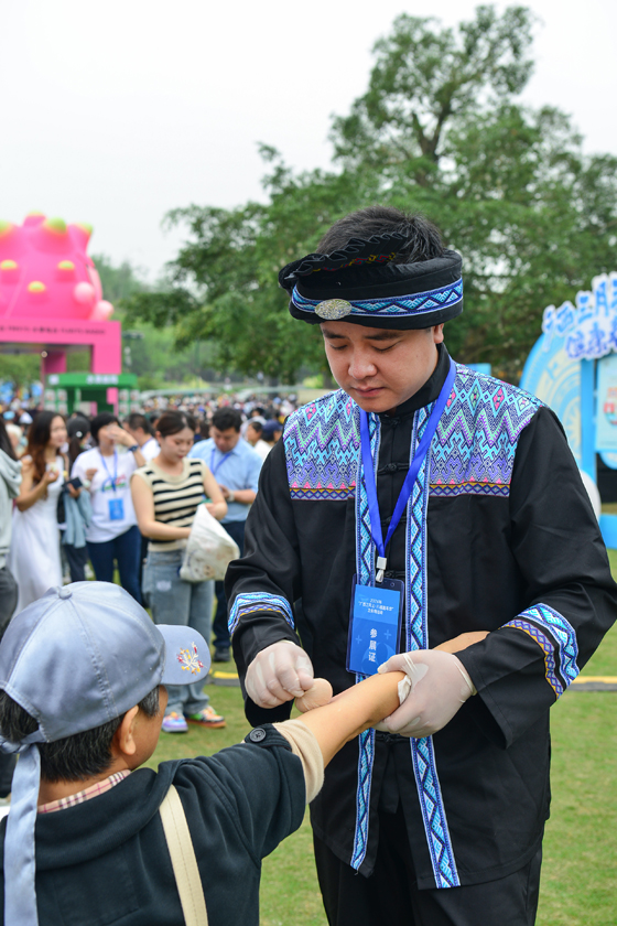 市民朋友体验壮医滚蛋疗法。