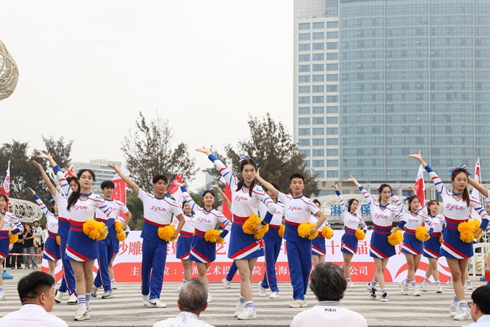 开幕式啦啦操表演。北海艺术设计学院供图