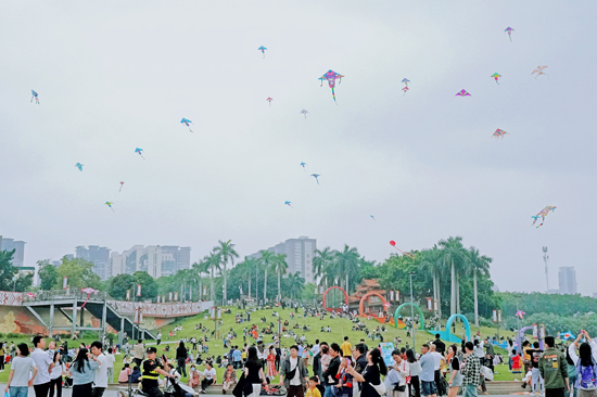 “风筝节”吸引了众多市民游客前来参与。亭子码头供图
