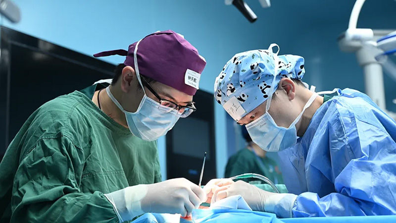 手术现场。柳州市人民医院供图