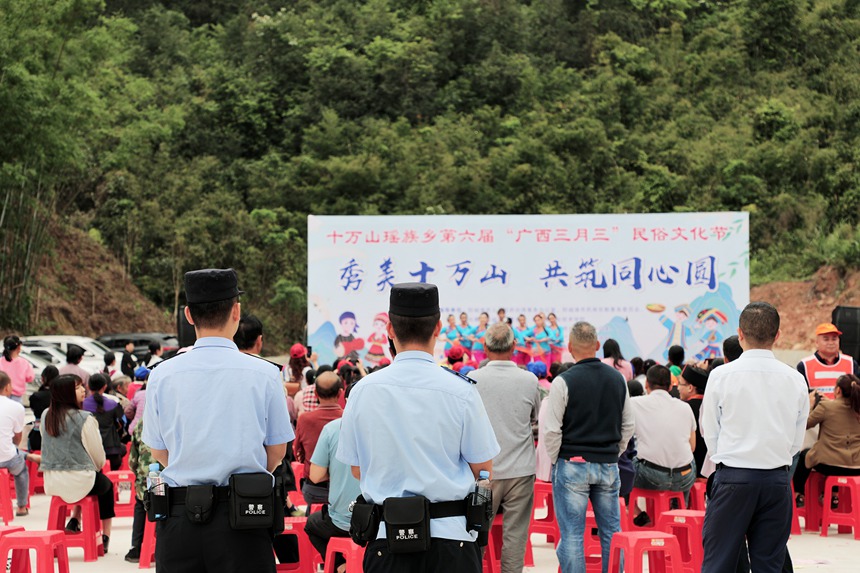 派出所警力前置，全程护航。