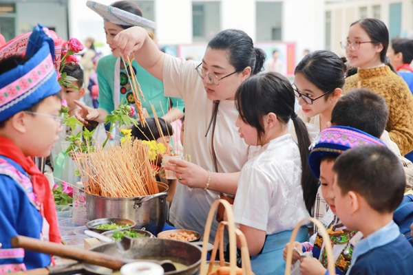 品尝美食。南宁市云景路小学供图
