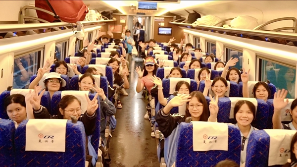 研学团体开启旅途。白珏翠摄