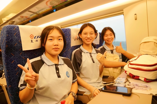 学生开启研学之旅。曾莉摄