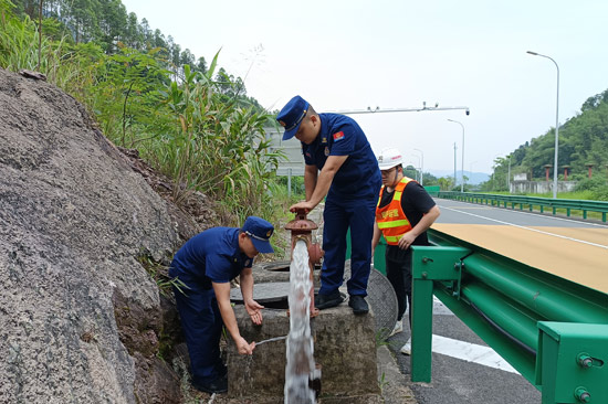 消防检查人员对高速路旁的消防设施进行测试 欧少强 摄