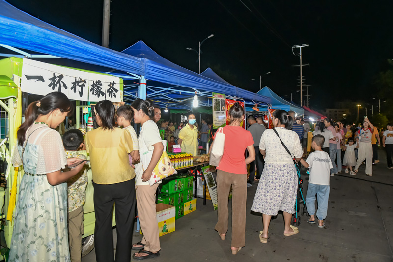 美食展位食客络绎不绝。