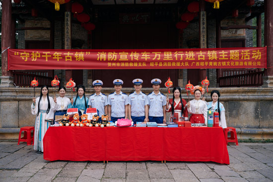 游客与消防宣传员合影 刘彻 摄