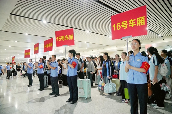 安排专人引导学生旅客进站乘车。白珏翠摄