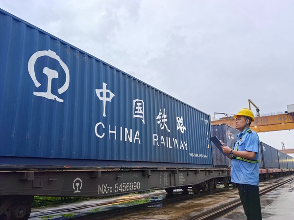 图：南宁国际铁路港货装值班员正在核对班列集装箱信息和装载情况。陈星宇摄