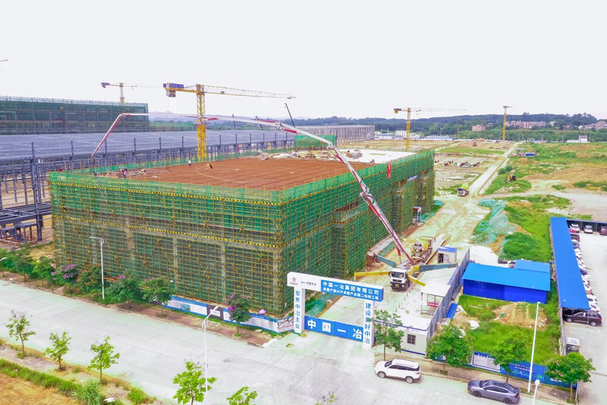 作业人员正在进行板面浇筑工作。中国一冶供图