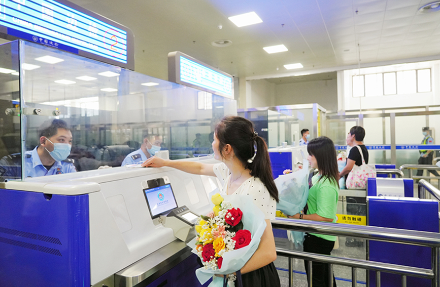 旅客有序排队办理出入境手续。友谊关出入境边防检查站供图