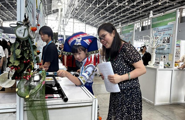 《易看见果柄的高效水果采摘器》发明人南宁市民主路小学佛子岭校区刘妍同学向评委专家介绍作品。南宁市科技馆供图
