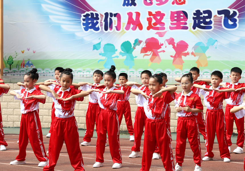 广播体操比赛现场。覃美摄