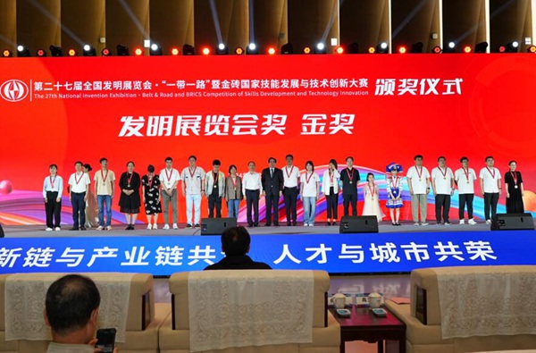 刘妍同学（右六）作为全国金奖获奖代表上台领奖。南宁市科技馆供图