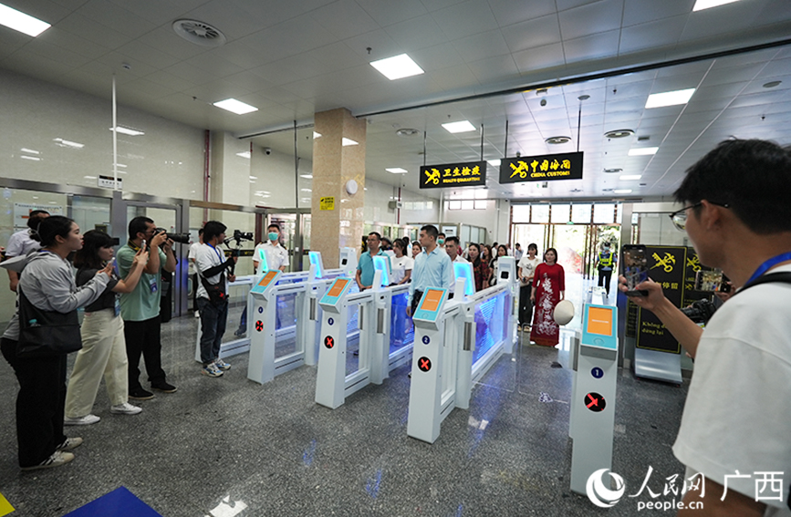 旅客有序排队办理出入境手续。人民网 冯肖慧摄