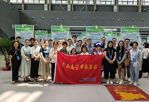 南宁市代表队在展会现场合影。南宁市科技馆供图