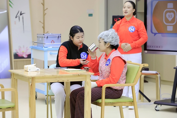 健康养老照护赛项比赛现场。樊金满摄