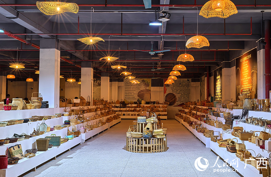 平南县平山编织工艺园展厅琳琅满目的竹木芒藤编织品。人民网 付华周摄