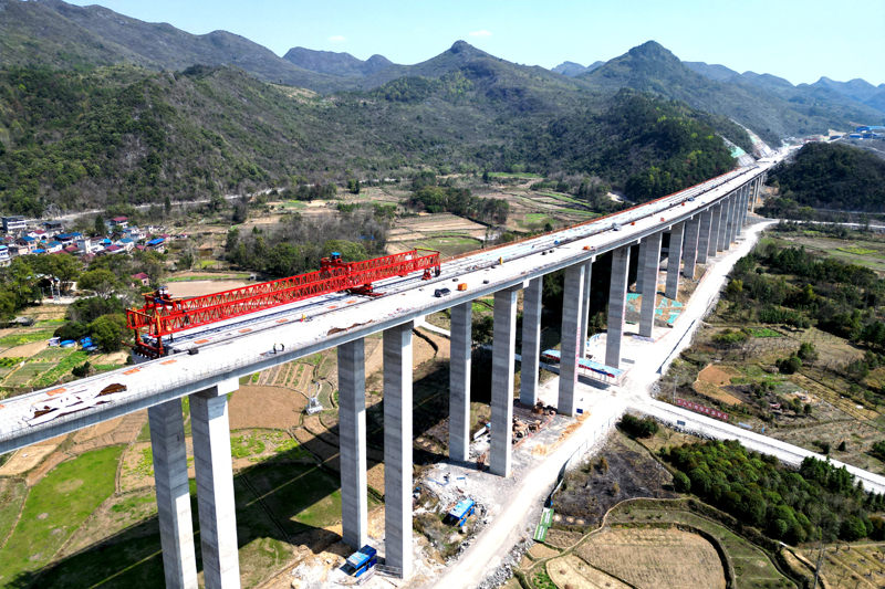 大型吊机在孟村高架桥吊装预制梁。