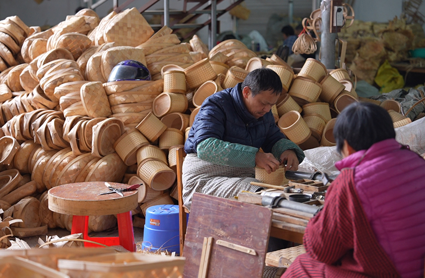 平山镇一手工作坊,工人正在编织实用提篮。饶小宇摄