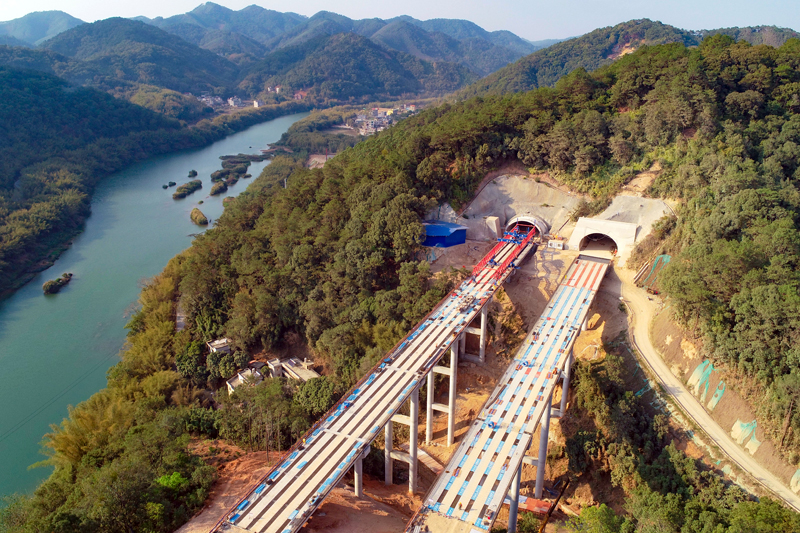 苍容8标大冲2号大桥架设完成。