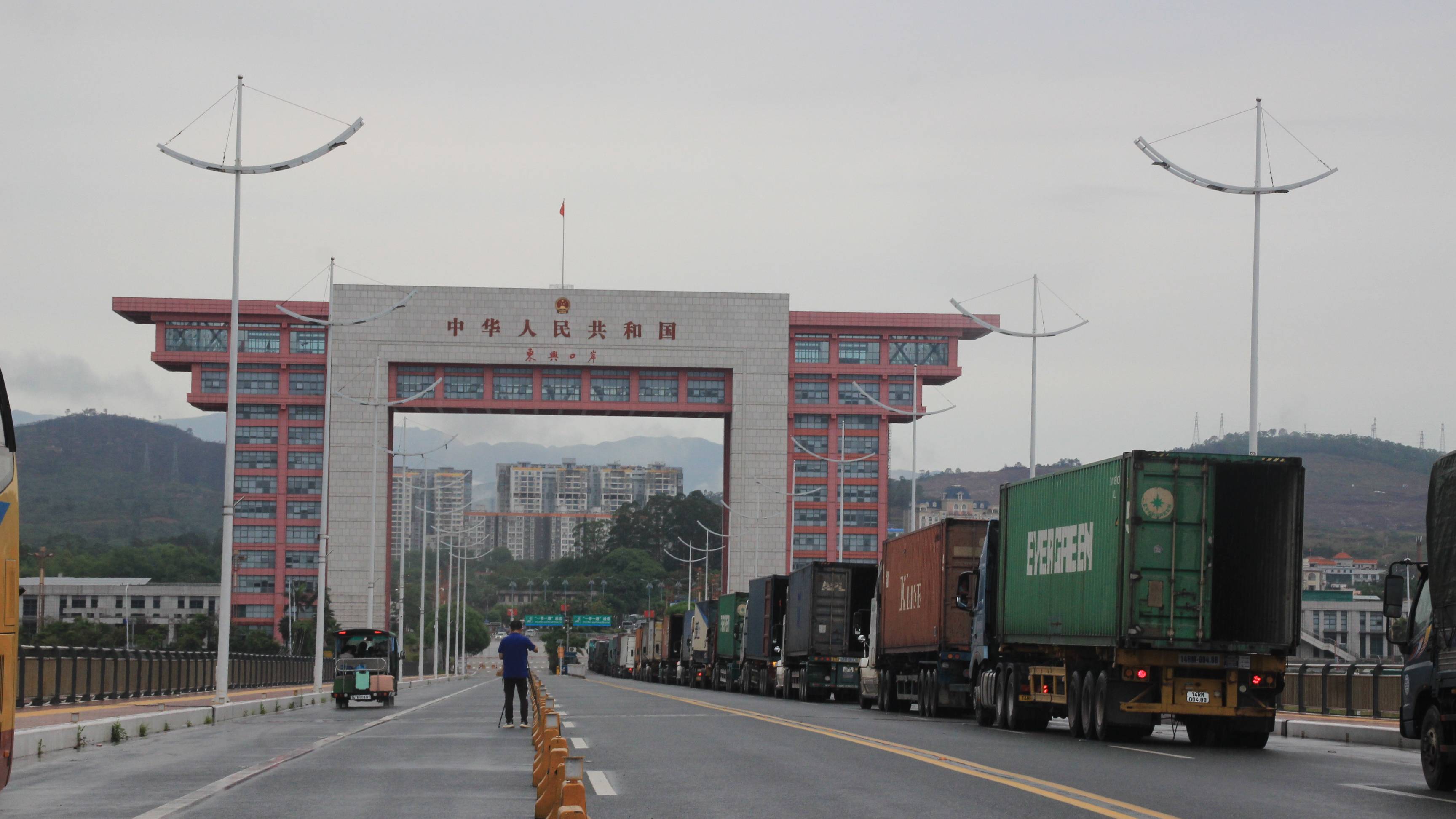 东兴口岸.JPG