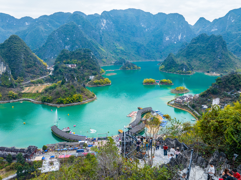 游客在浩坤湖登山打卡(资料图)。凌云宣传部供图